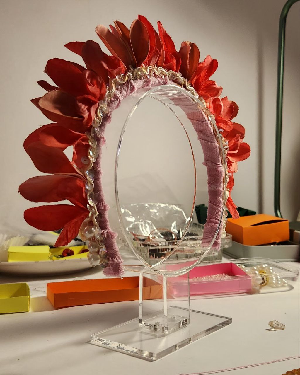 Diadema floral y coronita para sesión de fotos más accesorios en pedrería