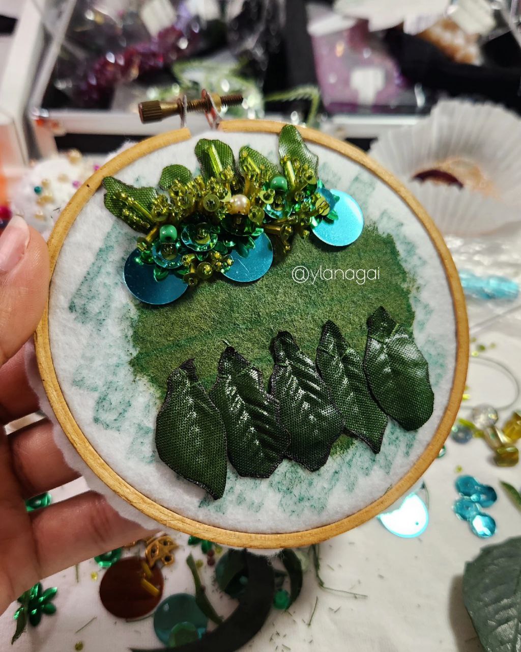 Personalizando empaques de Ylanagai🪄🎁Empecé a hacer accesorios con bordados de pedrería 🧵