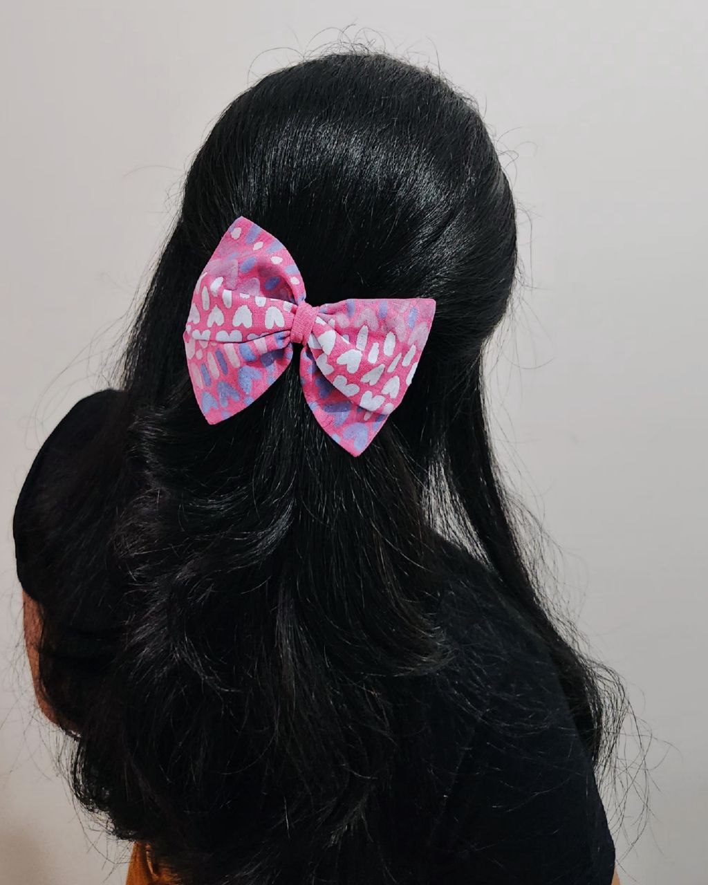 Así se ven los accesorios Ylanagai en el cabello